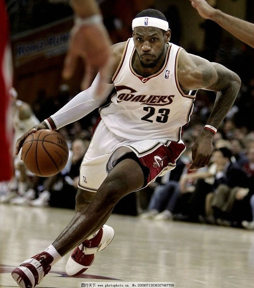 曼联在关键比赛中表现不佳，换人失误导致防守漏洞，边路优势被对手逆转，整体表现令球迷不满。（关键战曼联失色：换人失策致防线出漏洞，边路遭反制，整体表现引发球迷不满）