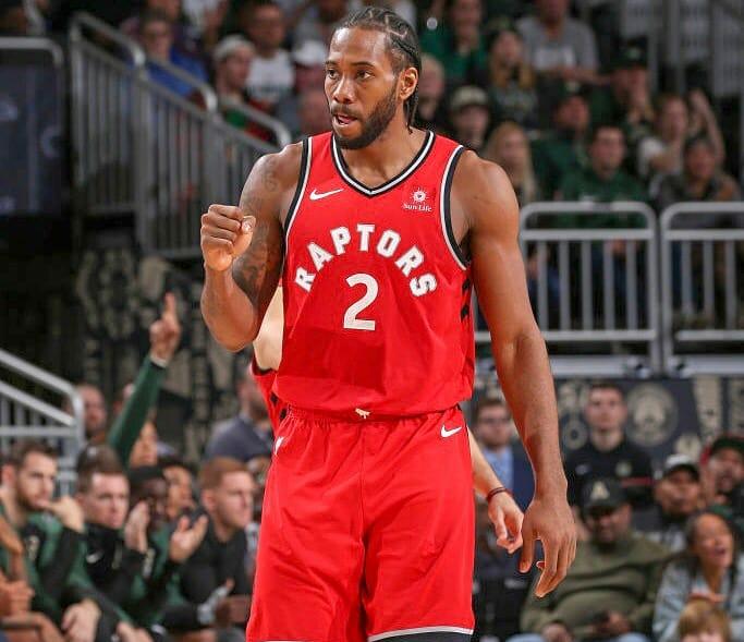 美媒：东契奇直接开着布加迪跑车来到今日与独行侠的比赛现场（美媒：东契奇驾布加迪亮相今日独行侠比赛现场）