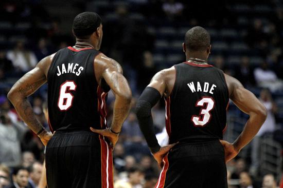 足球中超球队进入封闭训练，外界高度关注（中超球队启动封闭备战，引发广泛关注）