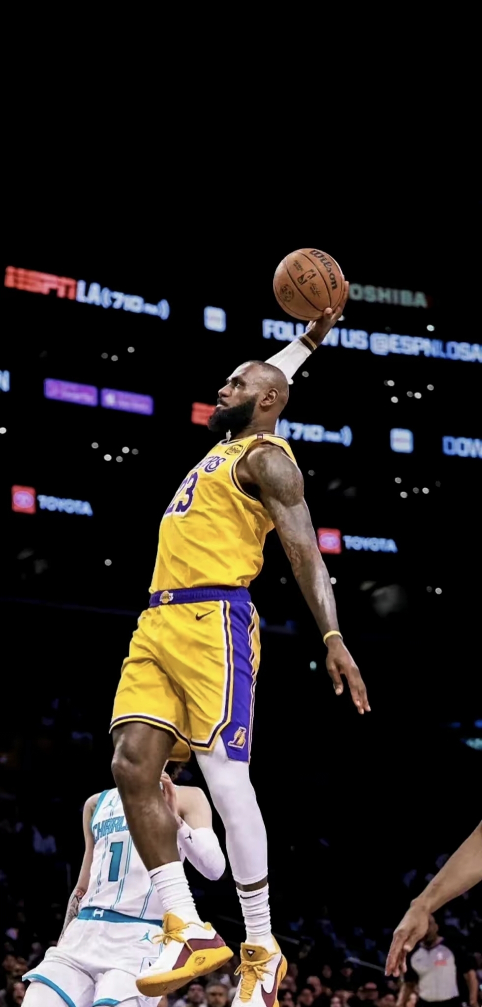 随着AC米兰3-2大逆转，意甲最新积分榜出炉：榜首易主+前三重洗牌（AC米兰3-2逆转，意甲新积分榜出炉：榜首易位，前三重排）