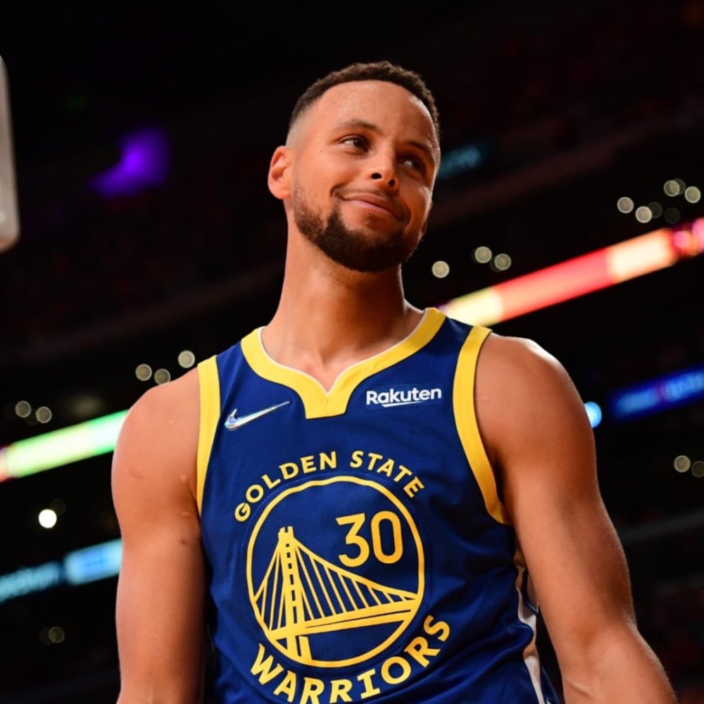 湖人詹姆斯关键三分锁定胜利（詹姆斯关键三分助湖人取胜）